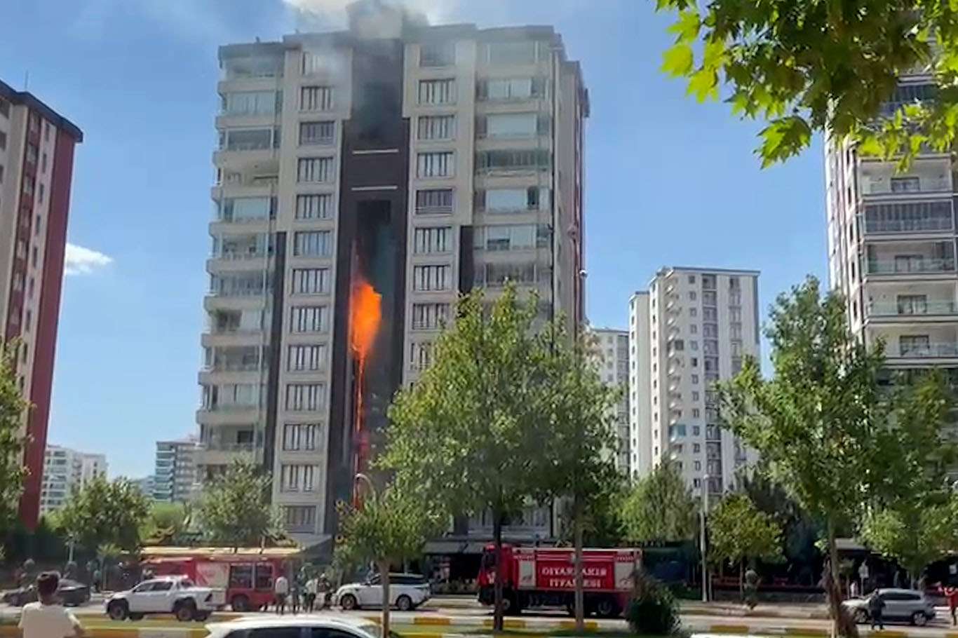 Diyarbakır’da 13 katlı binada yangın Diyarbakır’da 13 katlı binada yangın